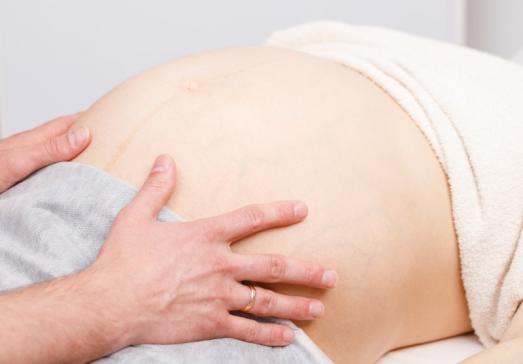 Séance d'ostéopathie sur femme enceinte